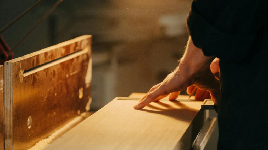 ebanista trabajando la madera